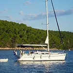 Learn To Sail In Paradise