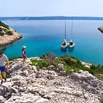 Learn To Sail In Paradise