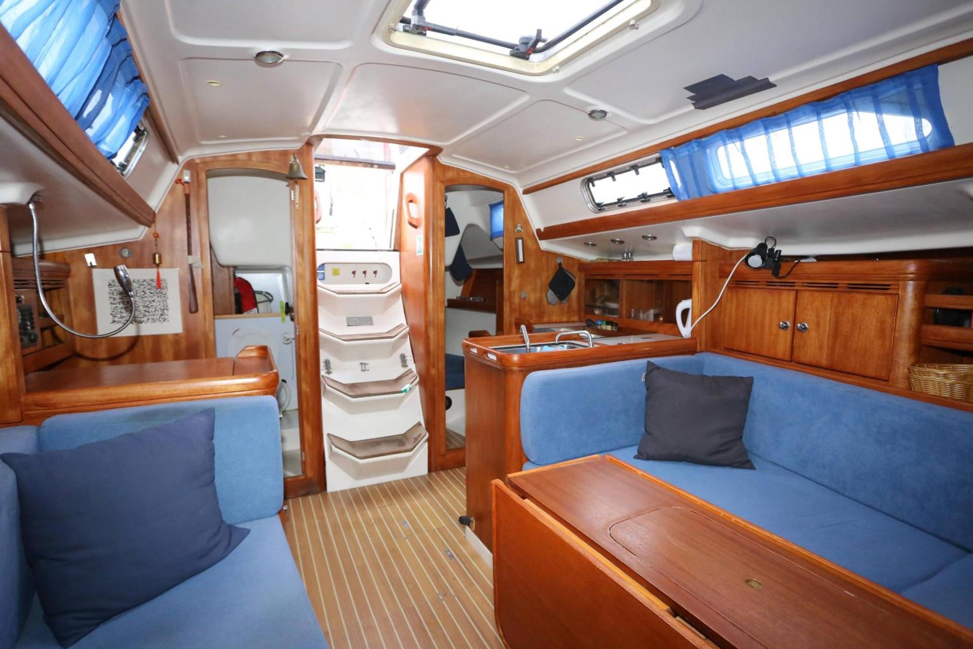 Learn To Sail In Paradise Botel *